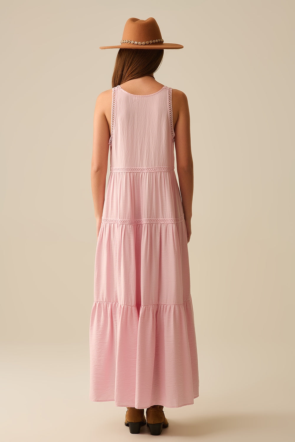 Vestido maxi cor-de-rosa com detalhes em renda e estilo boho