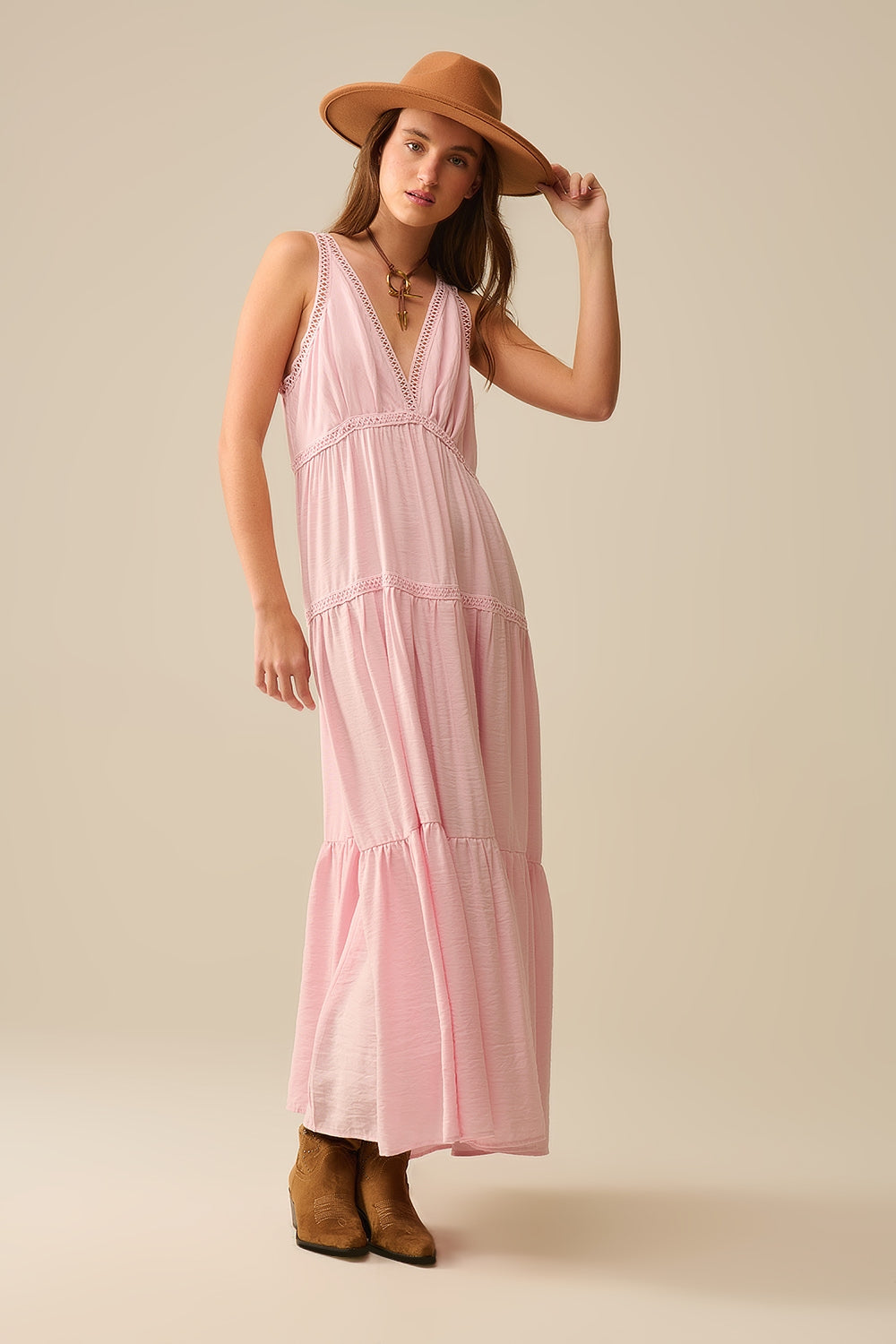 Vestido maxi cor-de-rosa com detalhes em renda e estilo boho