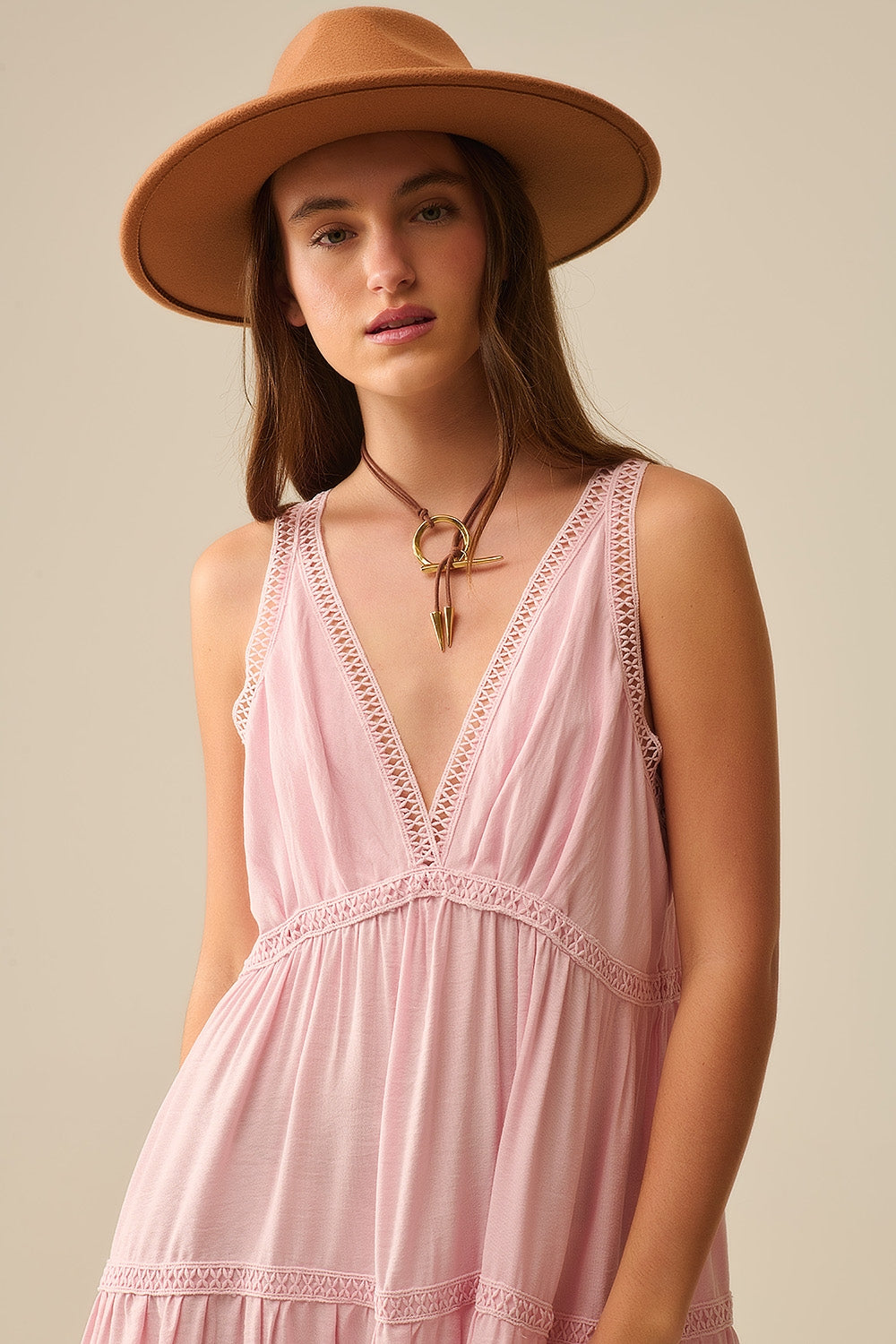 Vestido maxi cor-de-rosa com detalhes em renda e estilo boho