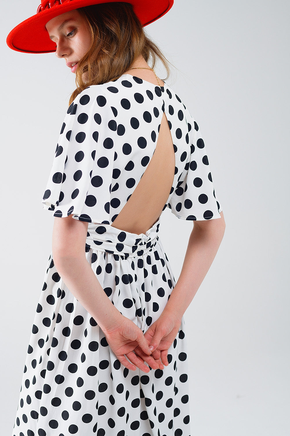 Vestido maxi de bolinhas com pormenor aberto nas costas