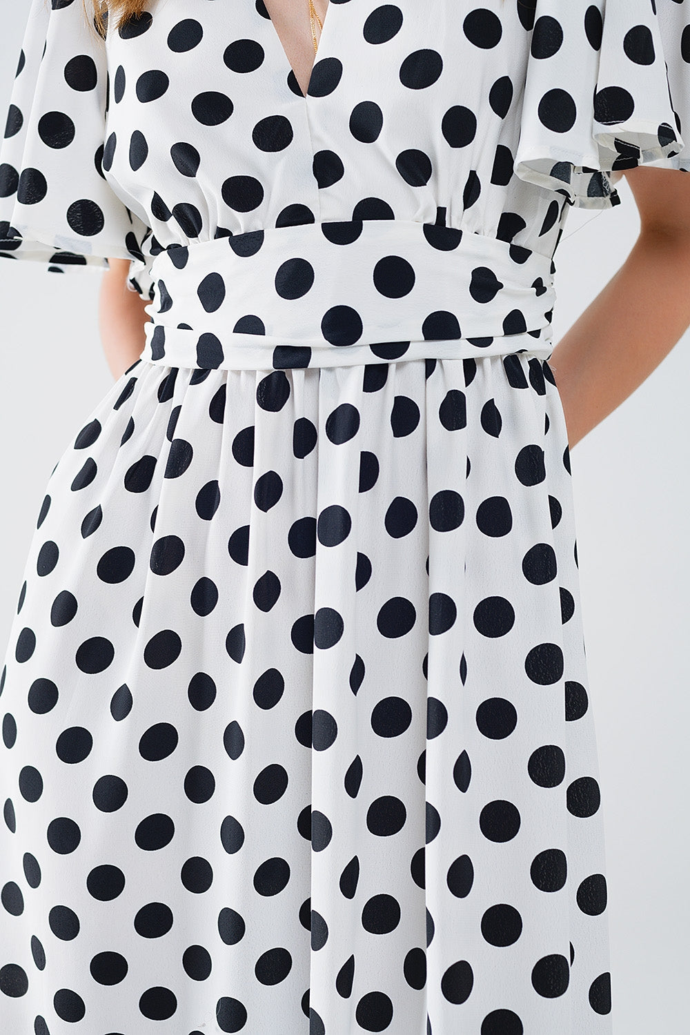 Vestido maxi de bolinhas com pormenor aberto nas costas