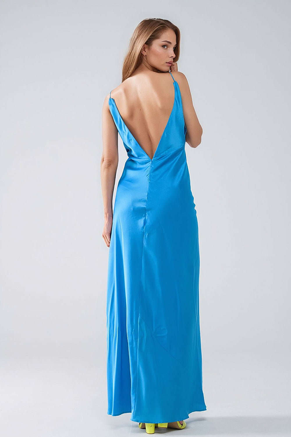 Vestido maxi de cetim com alças de esparguete em azul