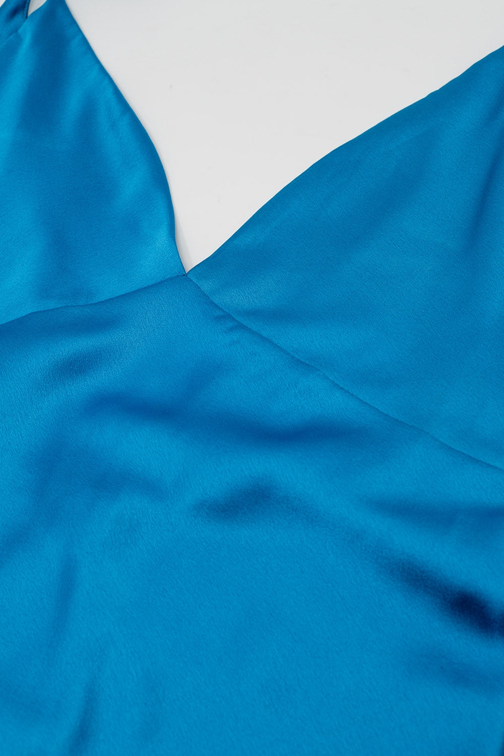 Vestido maxi de cetim com alças de esparguete em azul