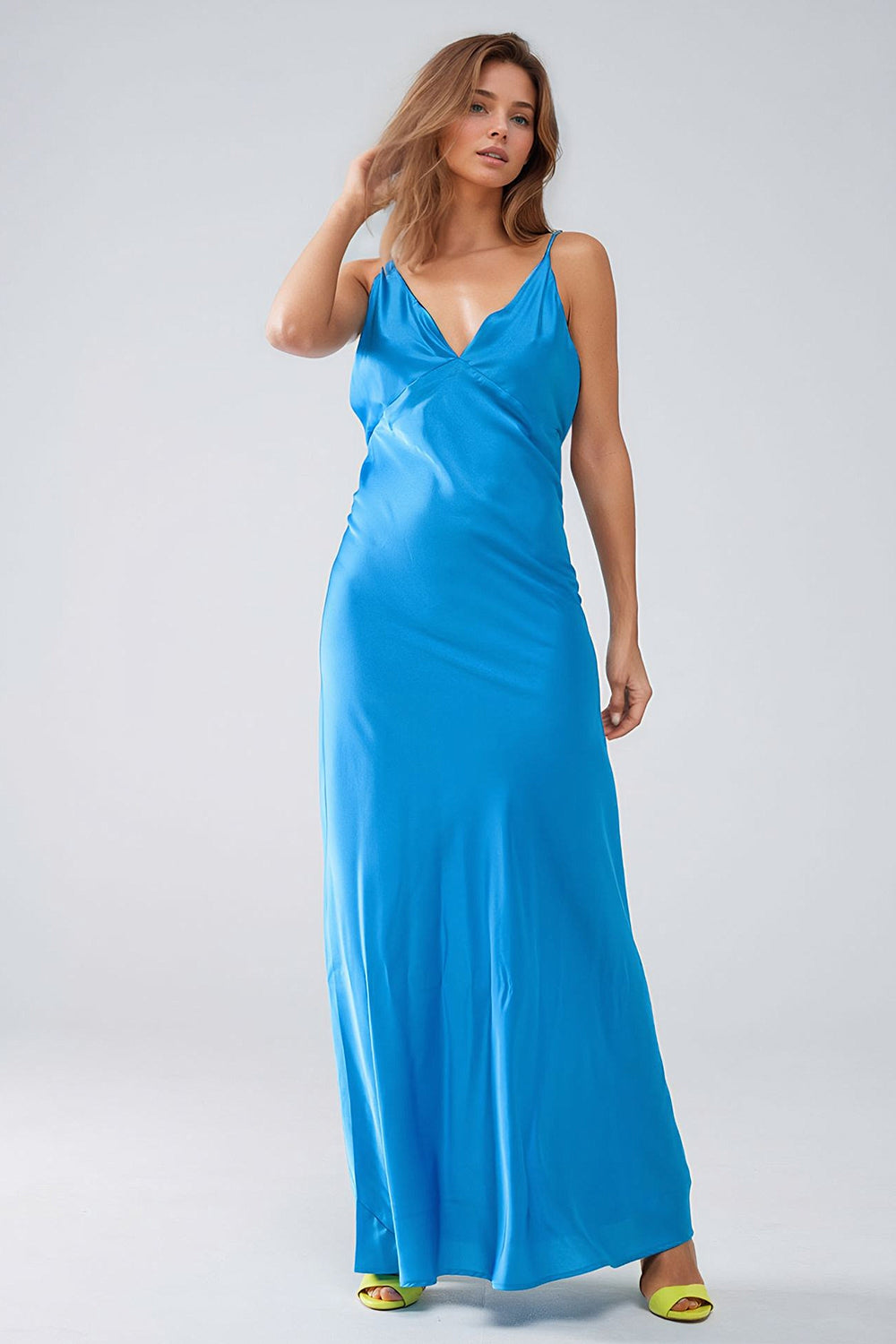 Vestido maxi de cetim com alças de esparguete em azul