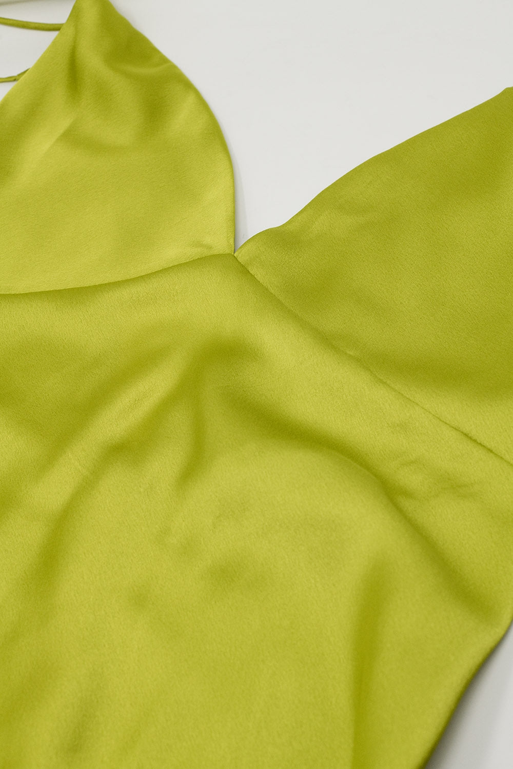 Vestido maxi de cetim com alças de esparguete em verde lima