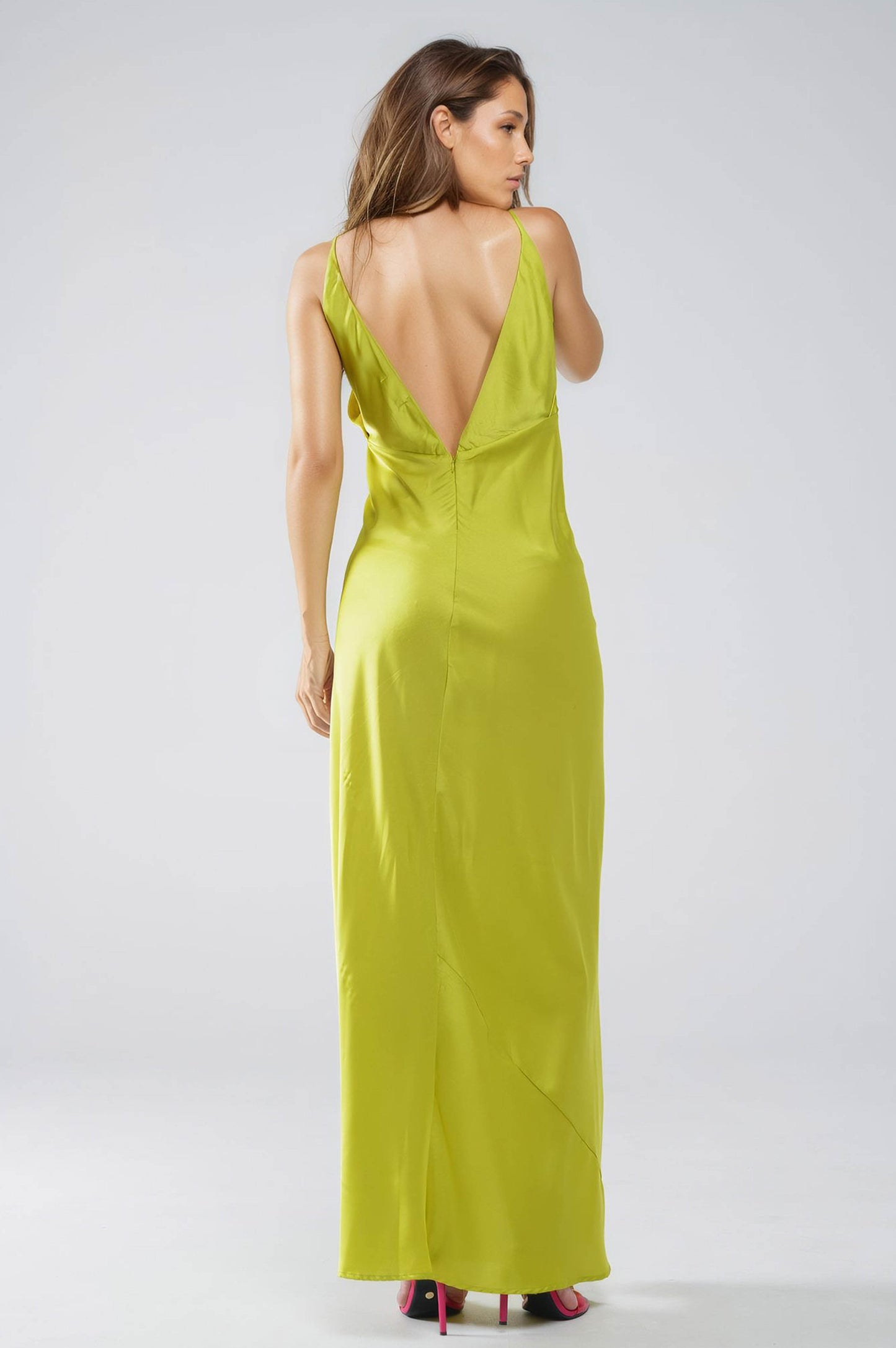Vestido maxi de cetim com alças de esparguete em verde lima