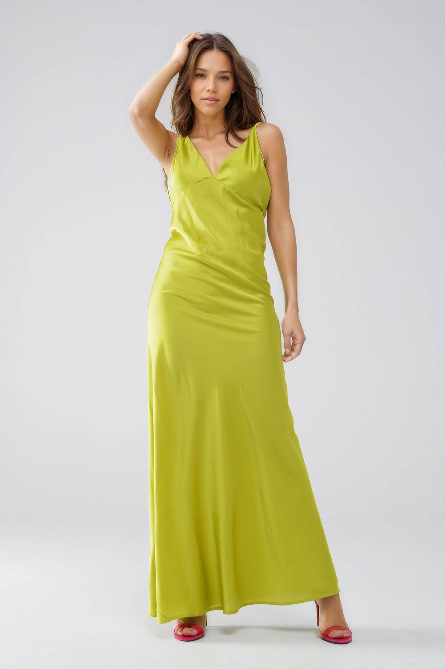 Vestido maxi de cetim com alças de esparguete em verde lima