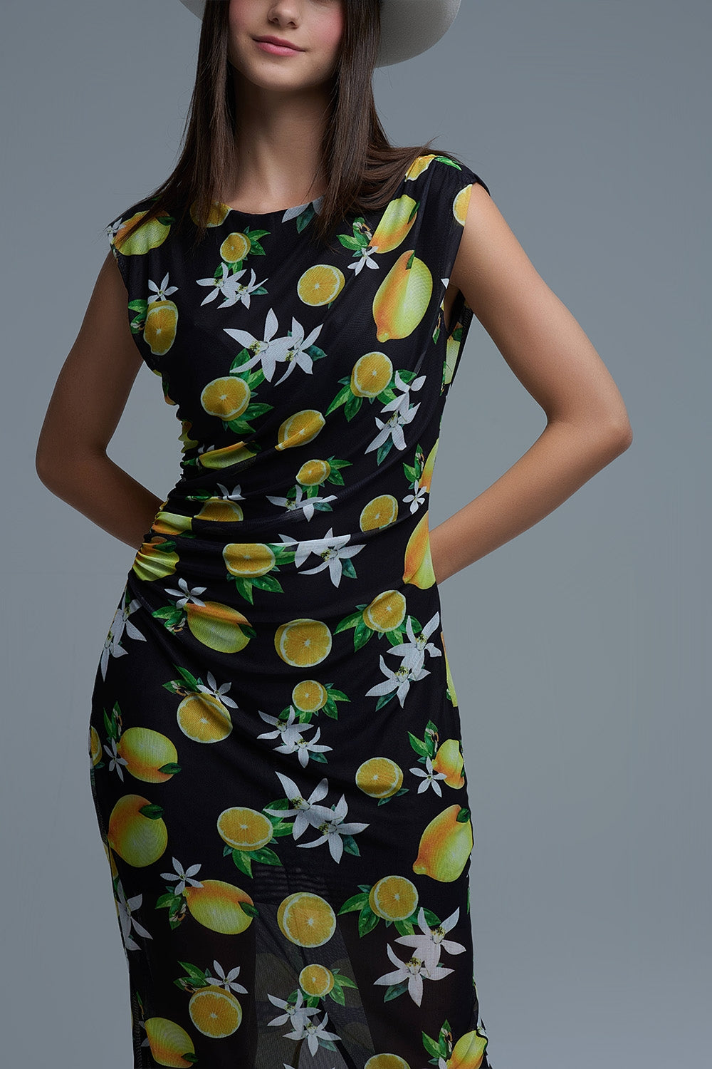 Vestido maxi de tule preto com franzido lateral com estampado amarelo-limão