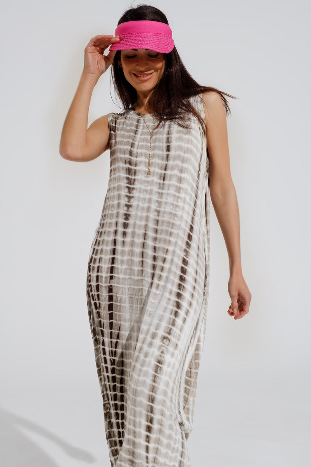 Vestido maxi descontraído tie dye em tons de cáqui