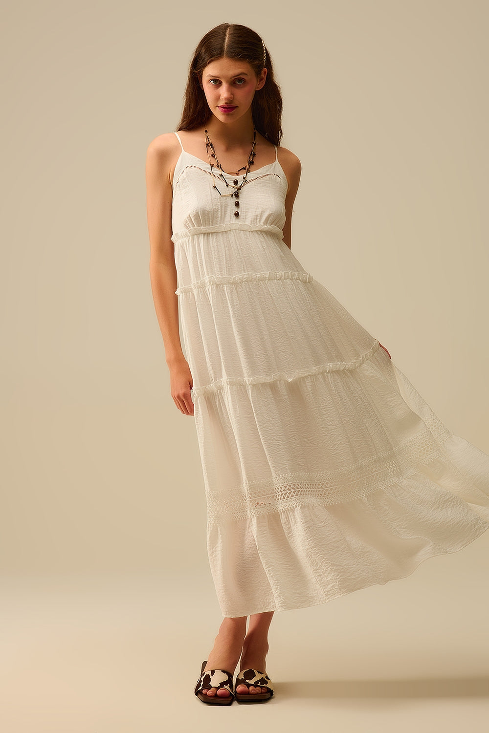 Vestido maxi em camadas com inserções de renda em branco