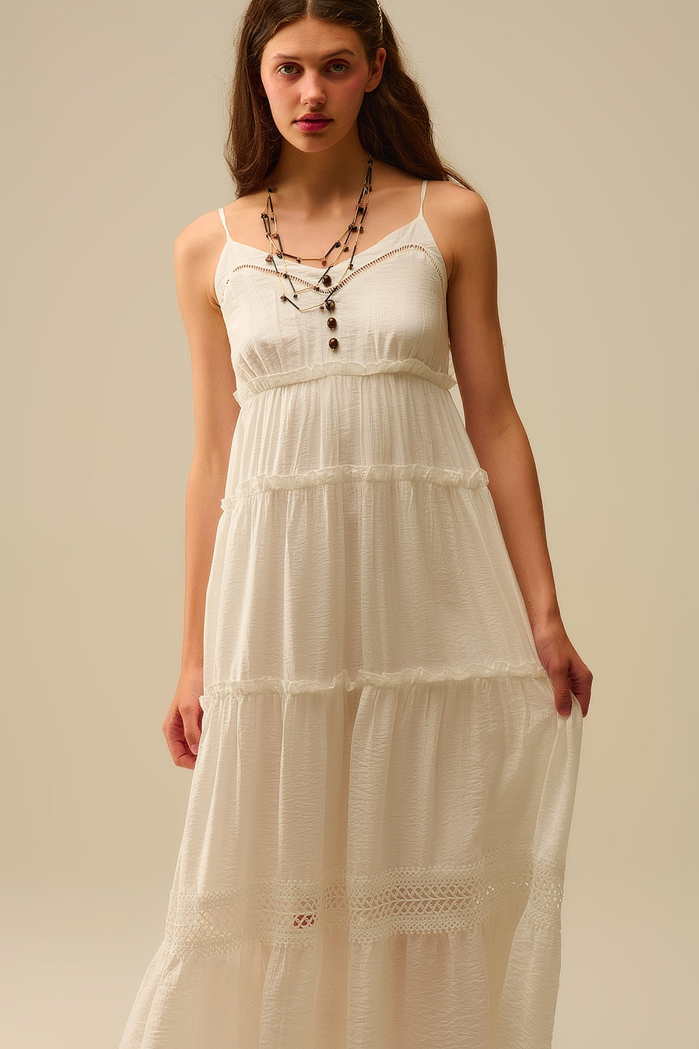 Vestido maxi em camadas com inserções de renda em branco