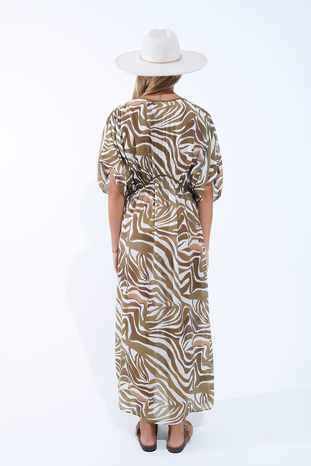 Vestido Maxi em chiffon caqui com estampado de zebra e cintura com cordão