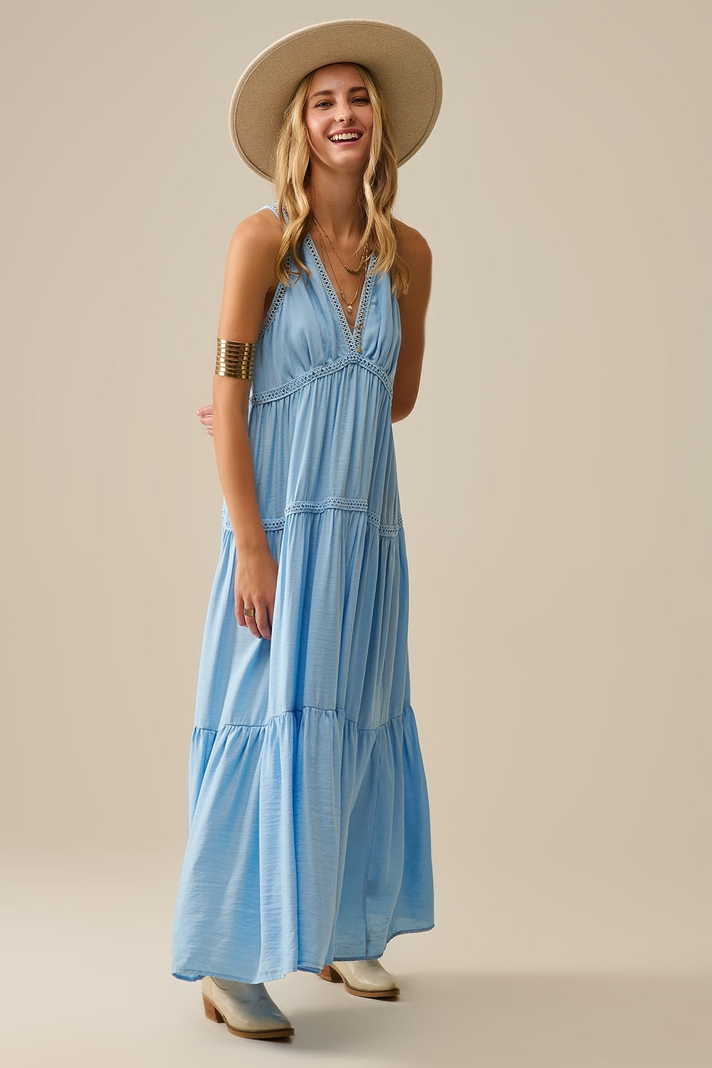 Vestido maxi fluido com inserções de renda em azul claro
