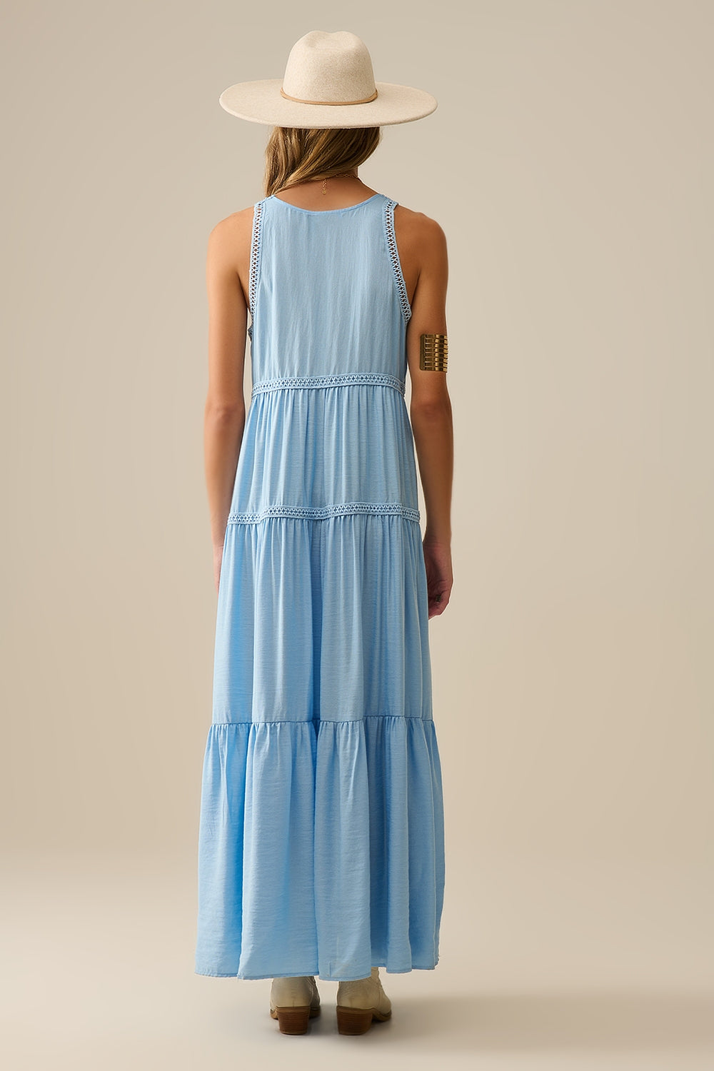 Vestido maxi fluido com inserções de renda em azul claro