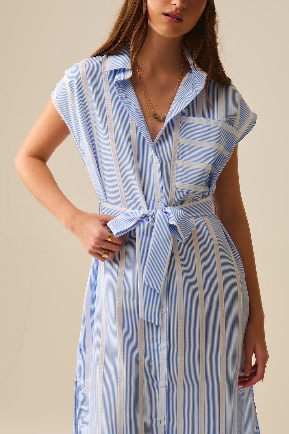 Vestido maxi sem mangas às riscas azuis e brancas