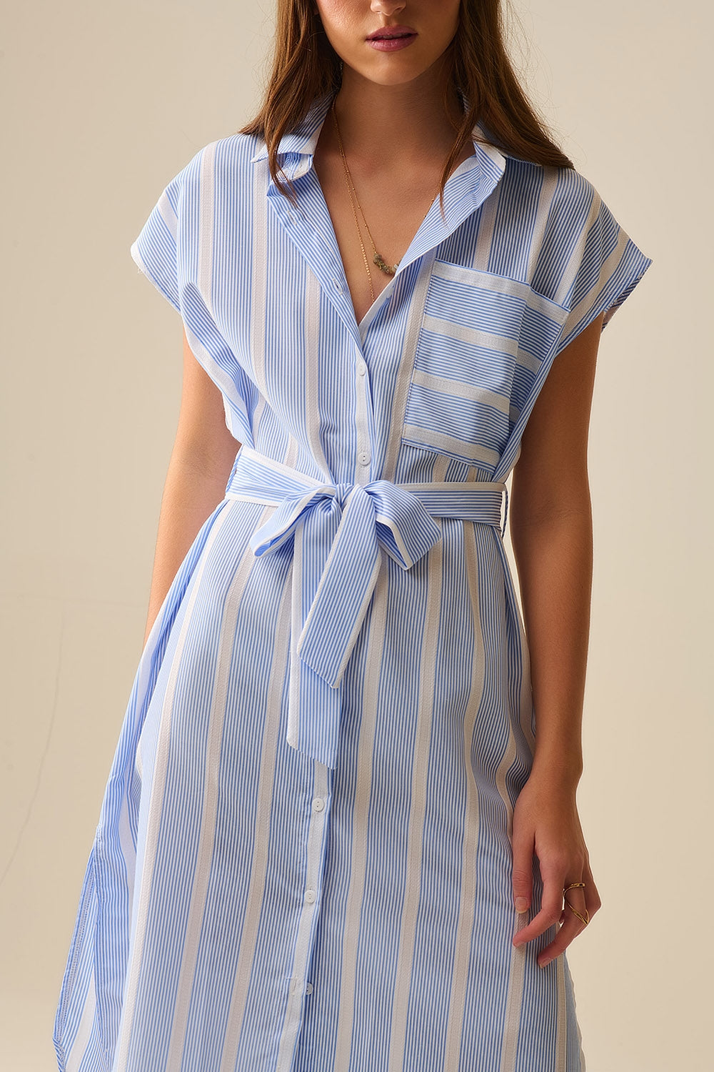 Vestido maxi sem mangas às riscas azuis e brancas