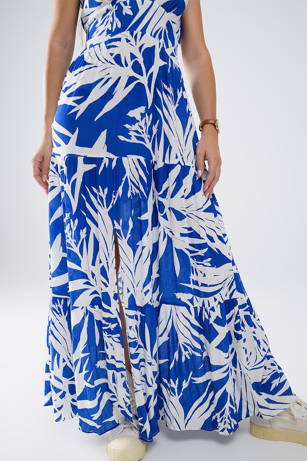 Vestido Maxi Tropical Print com decote em V e fenda em azul