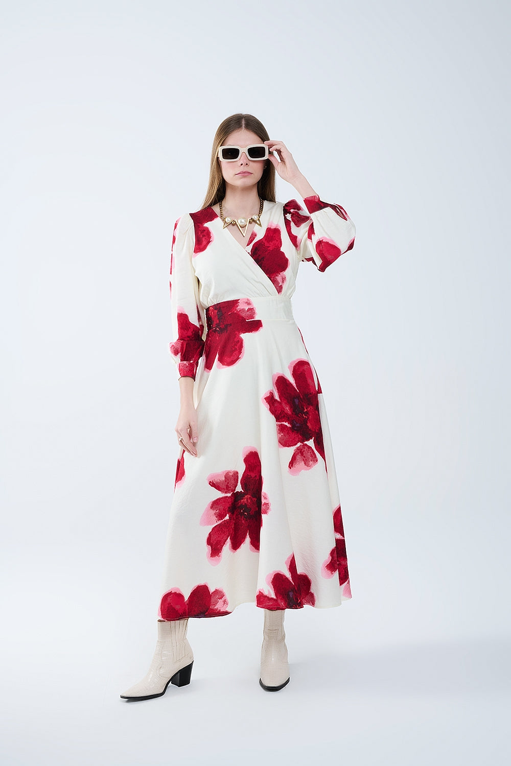 Vestido midi bege transpassado com estampa floral tropical vermelha e mangas compridas