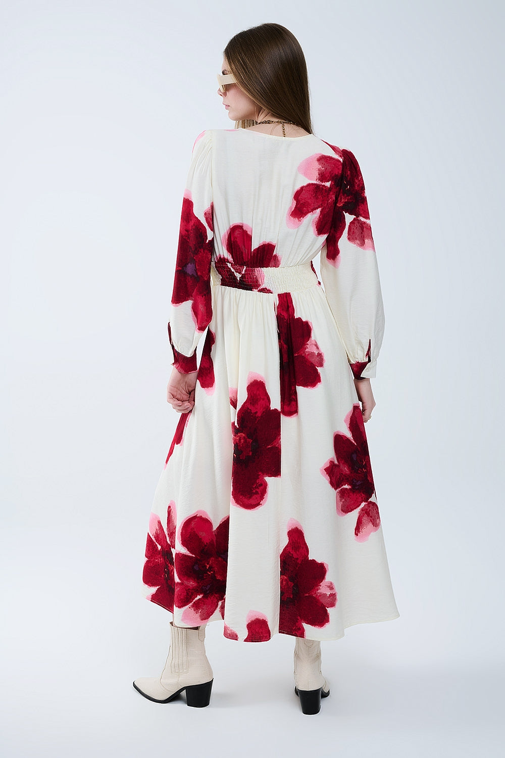 Vestido midi bege transpassado com estampa floral tropical vermelha e mangas compridas