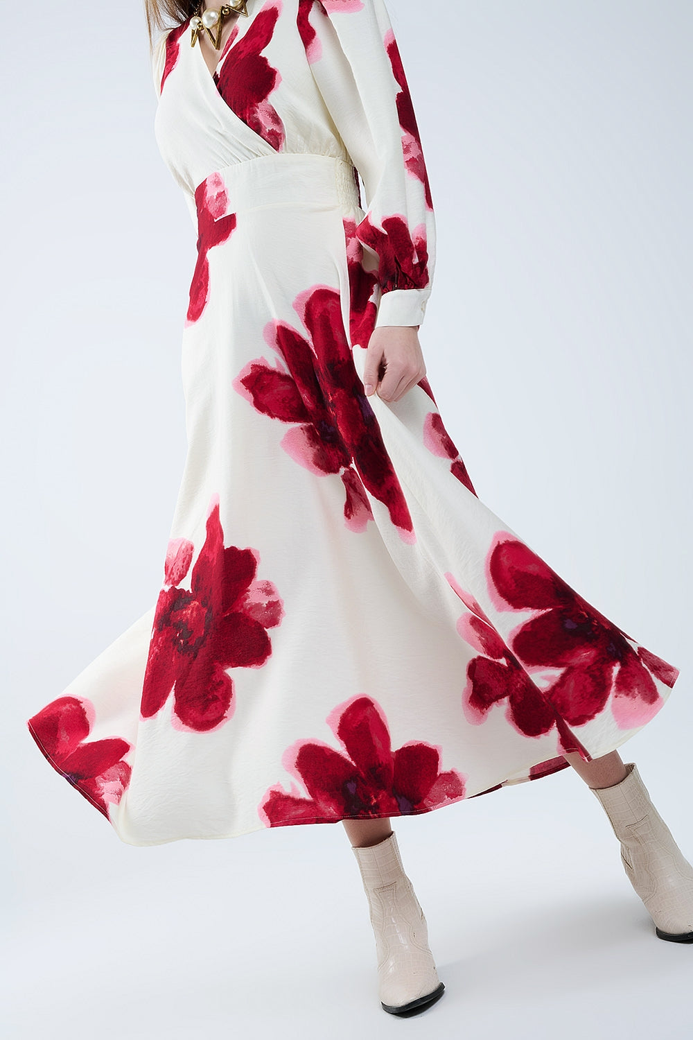 Vestido midi bege transpassado com estampa floral tropical vermelha e mangas compridas