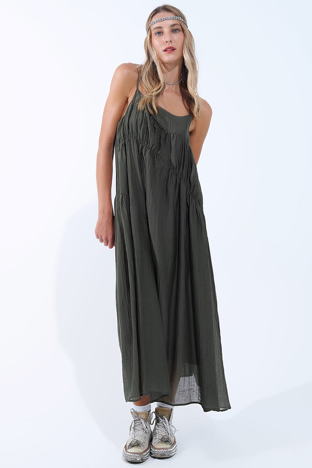 Vestido midi cáqui com alças finas e detalhes enrugados