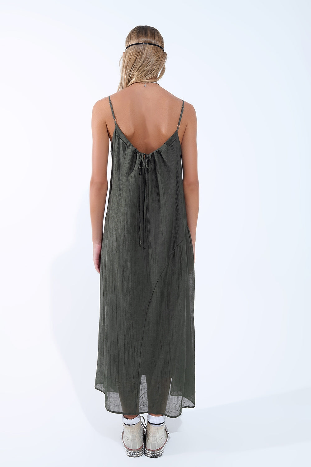 Vestido midi cáqui com alças finas e detalhes enrugados