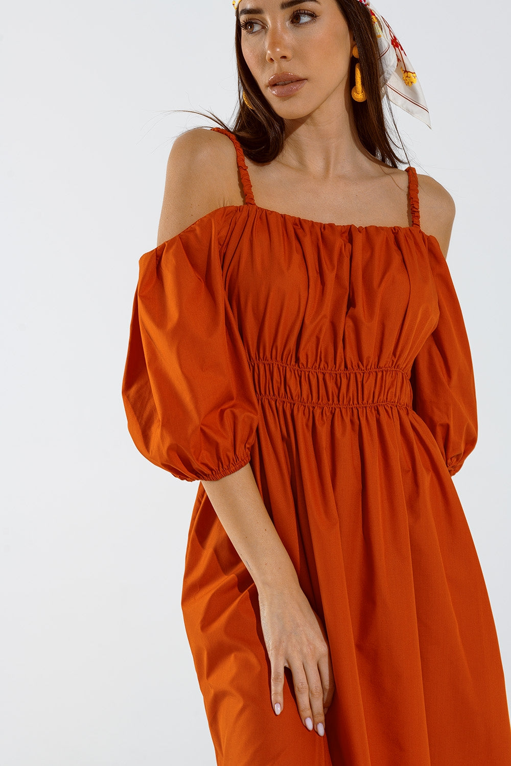 Vestido midi cor de laranja com mangas curtas e alças