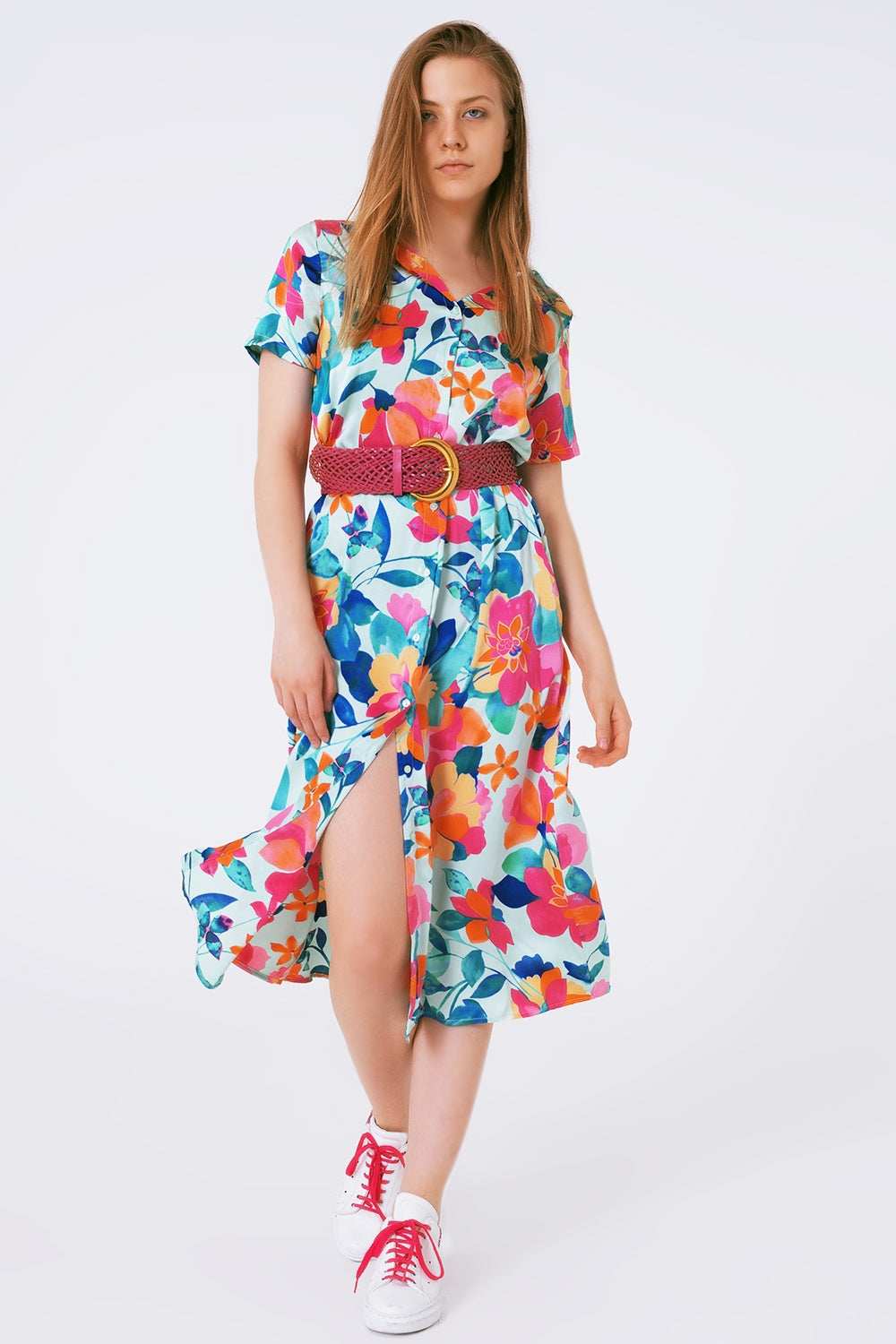 vestido midi de cetim macio com estampa de flores