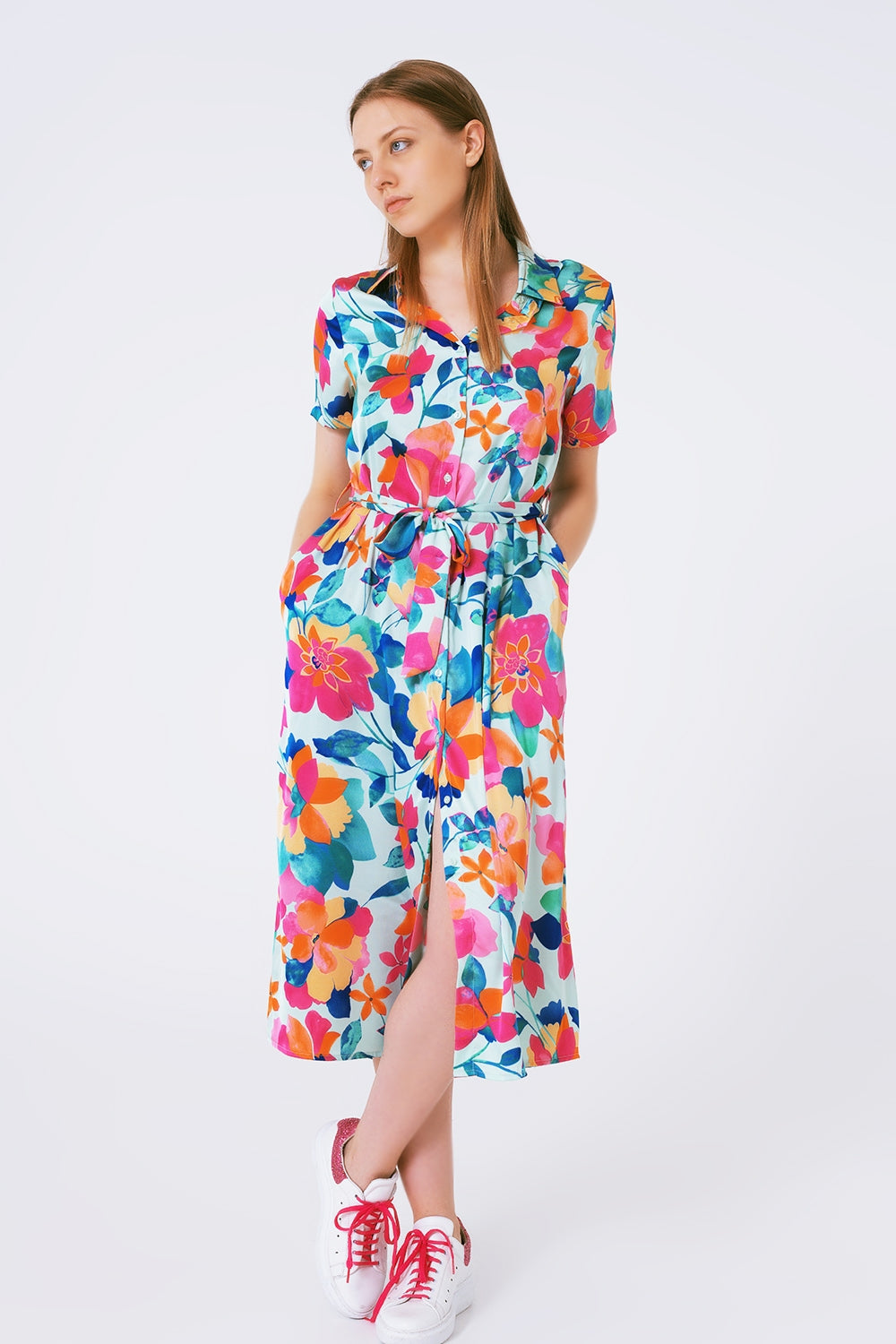 vestido midi de cetim macio com estampa de flores