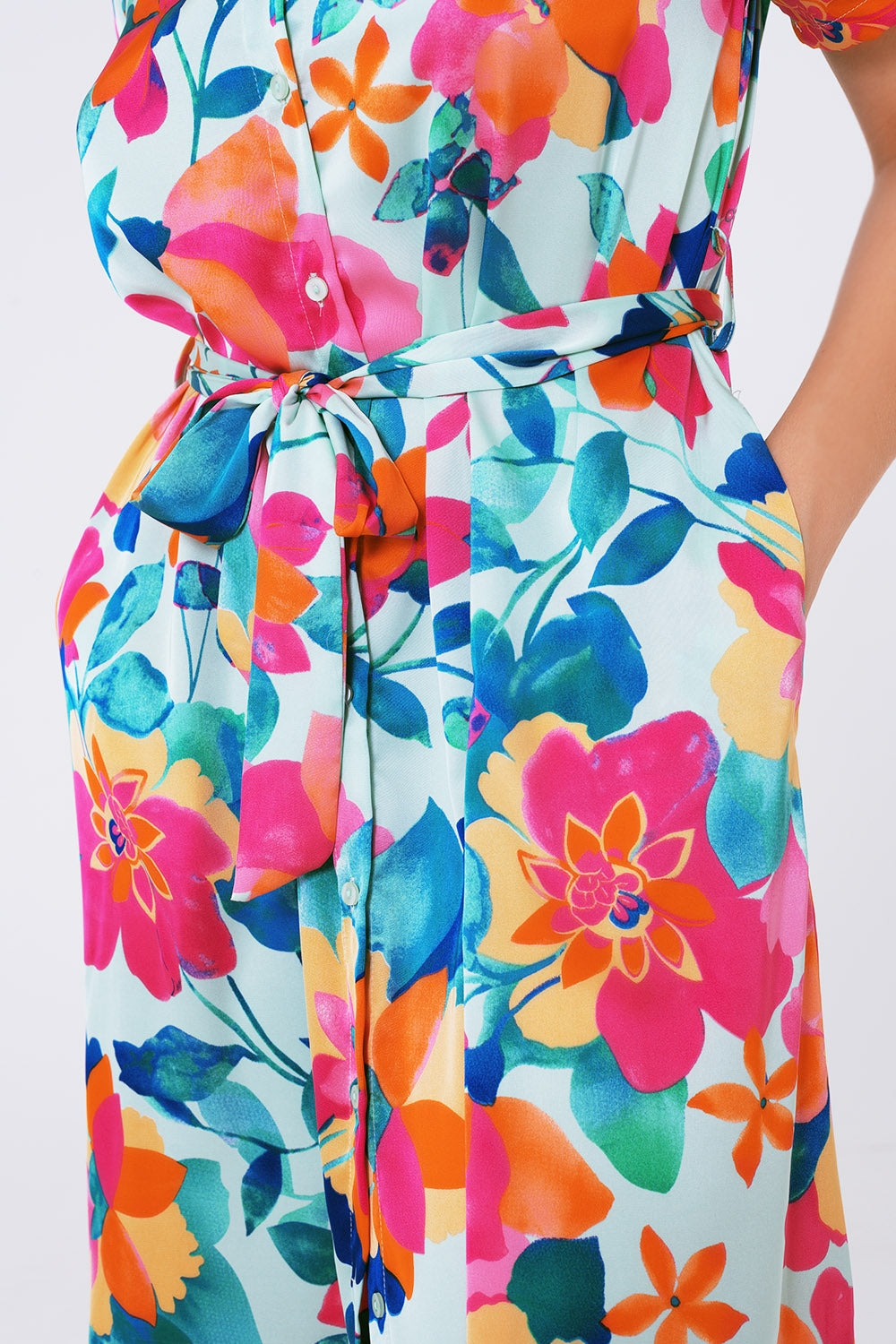 vestido midi de cetim macio com estampa de flores