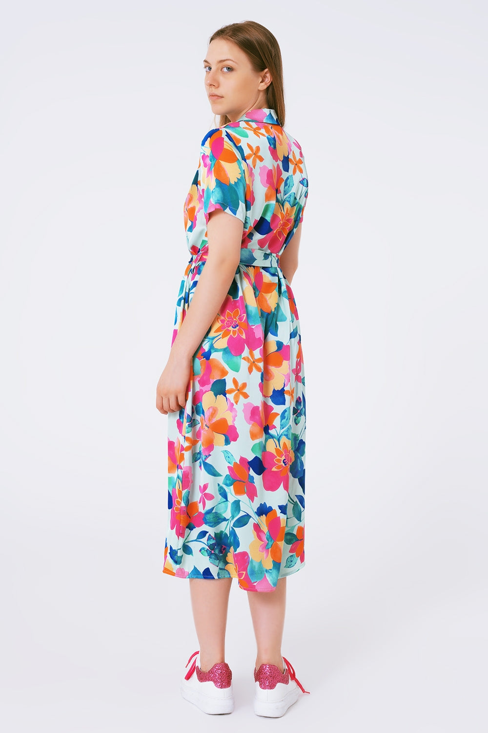 vestido midi de cetim macio com estampa de flores