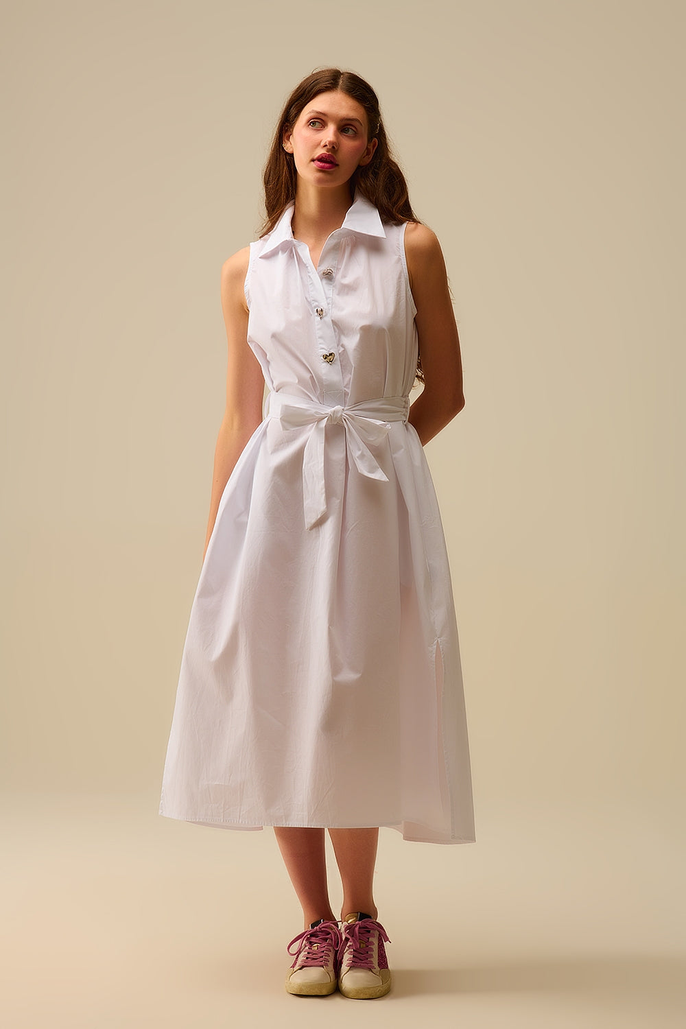 Vestido midi de popelina branco com botões prateados em forma de coração