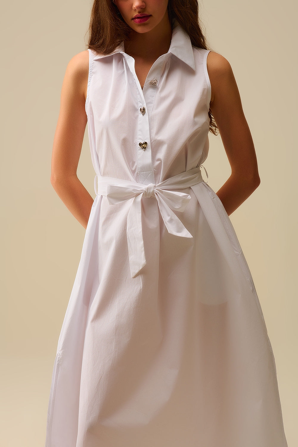 Vestido midi de popelina branco com botões prateados em forma de coração