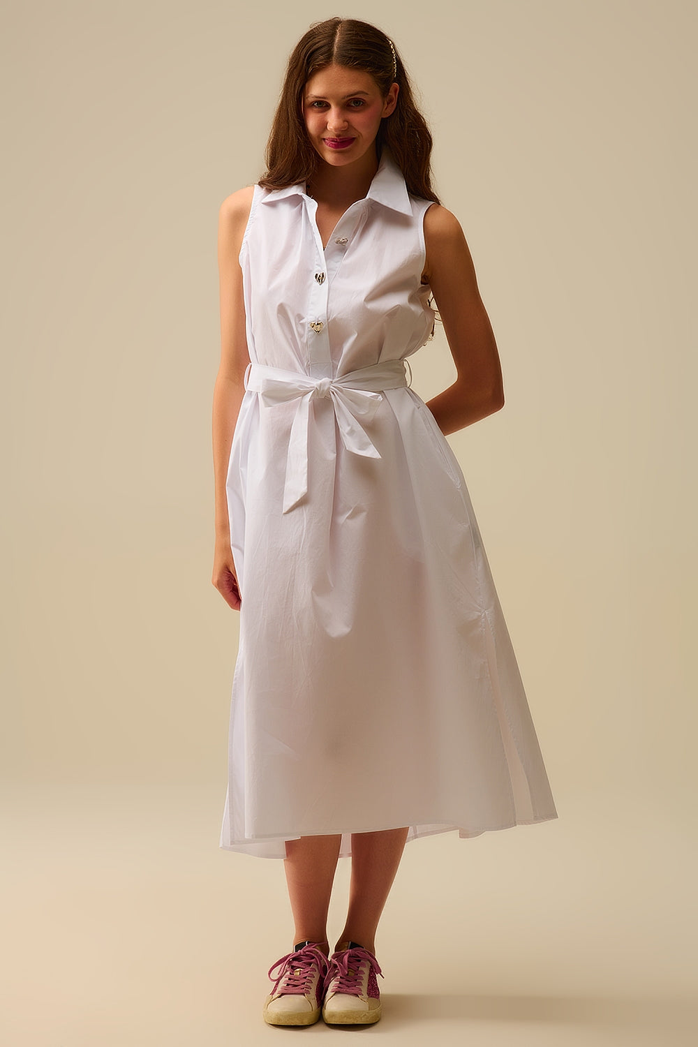 Vestido midi de popelina branco com botões prateados em forma de coração