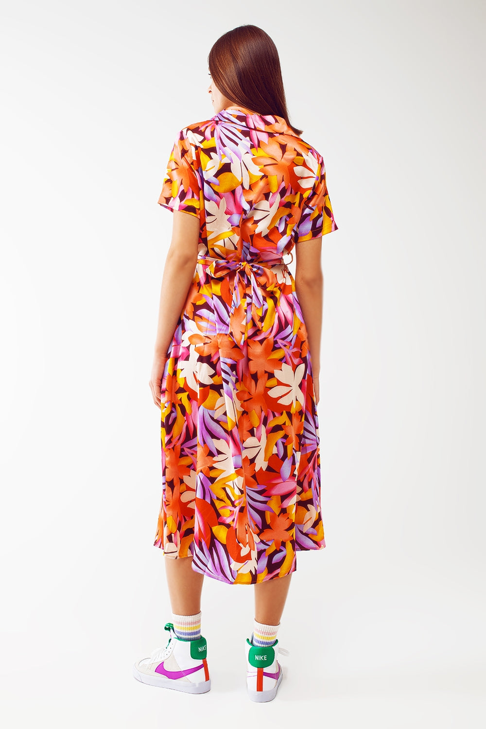 Vestido midi estampado floral em multicores