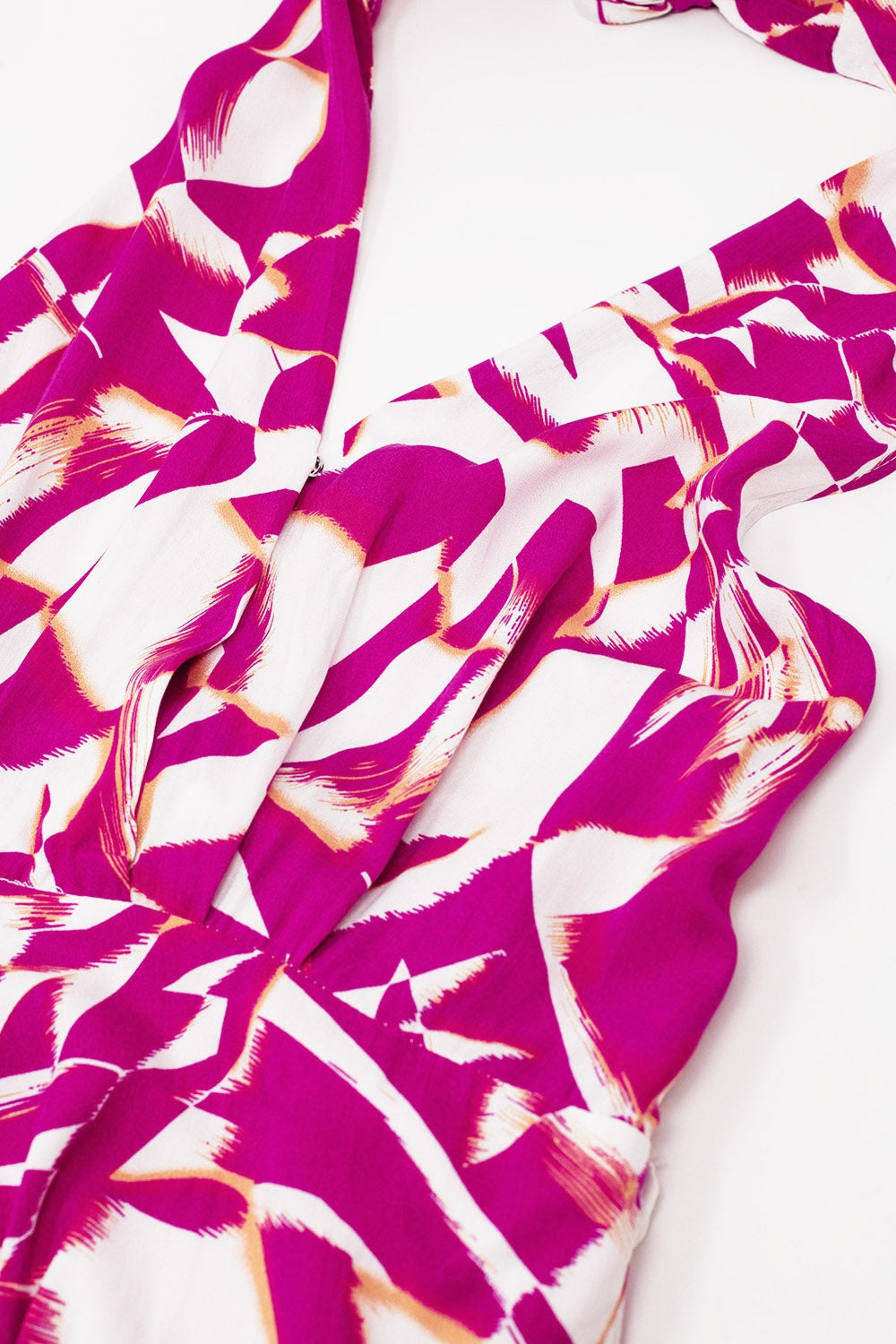 Vestido Midi Halter com cintura subida em estampado abstrato fúcsia e branco