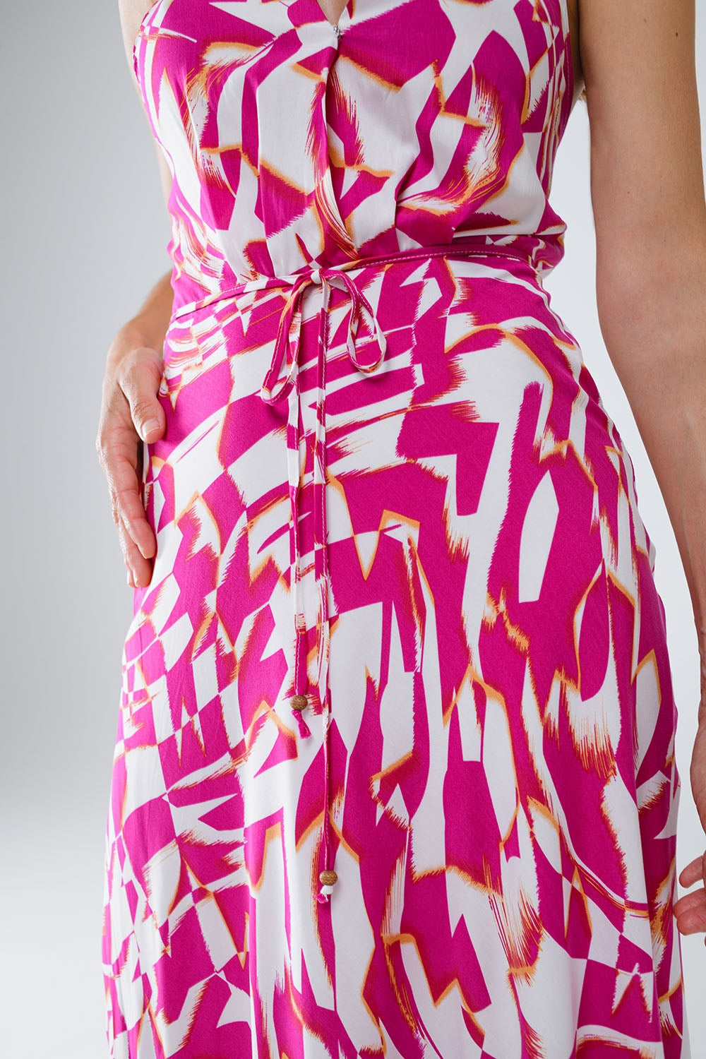 Vestido Midi Halter com cintura subida em estampado abstrato fúcsia e branco
