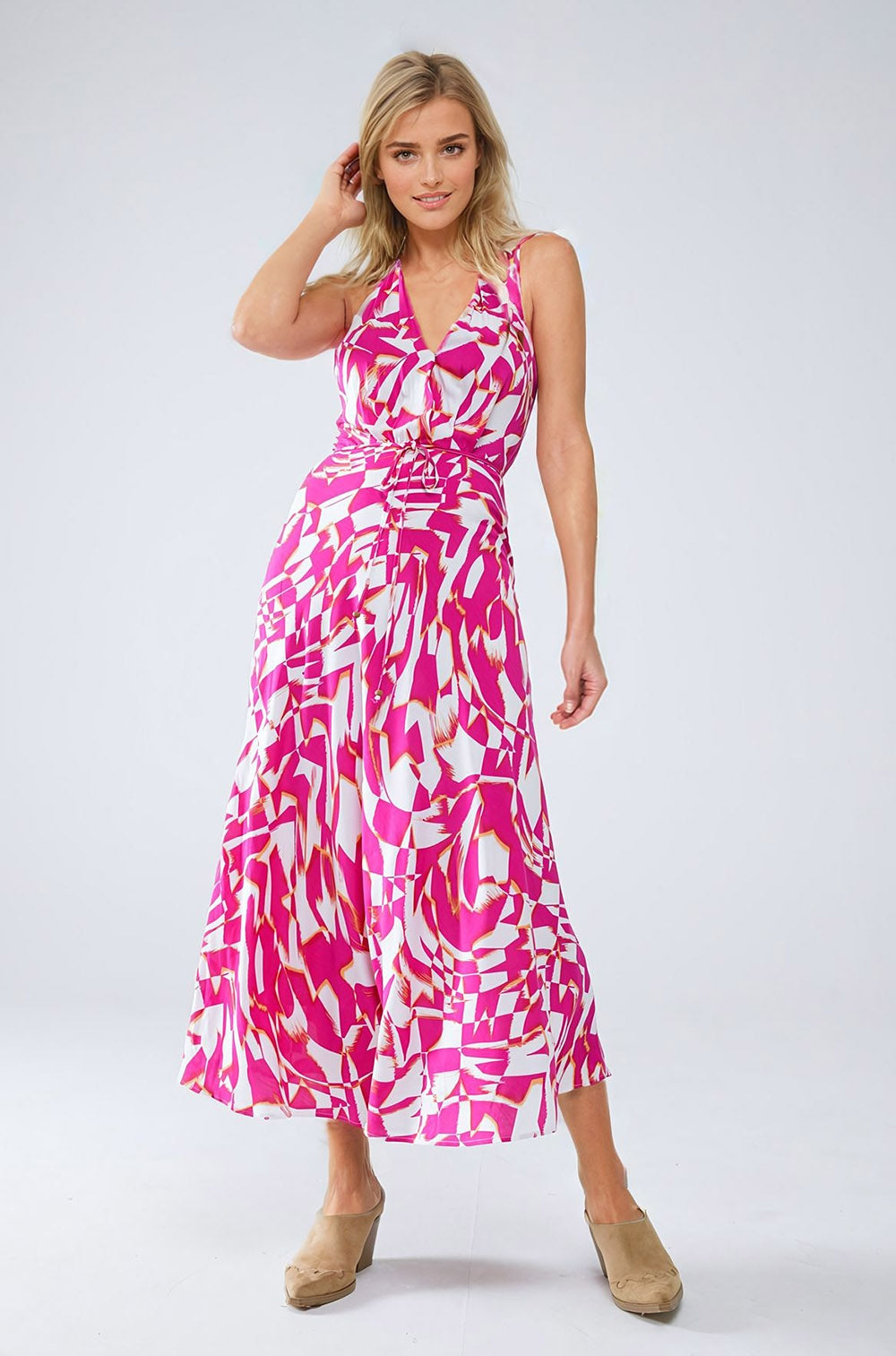 Vestido Midi Halter com cintura subida em estampado abstrato fúcsia e branco