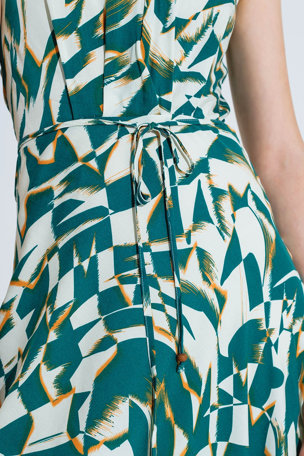 Vestido Midi Halter com cintura subida em estampado verde e branco abstrato