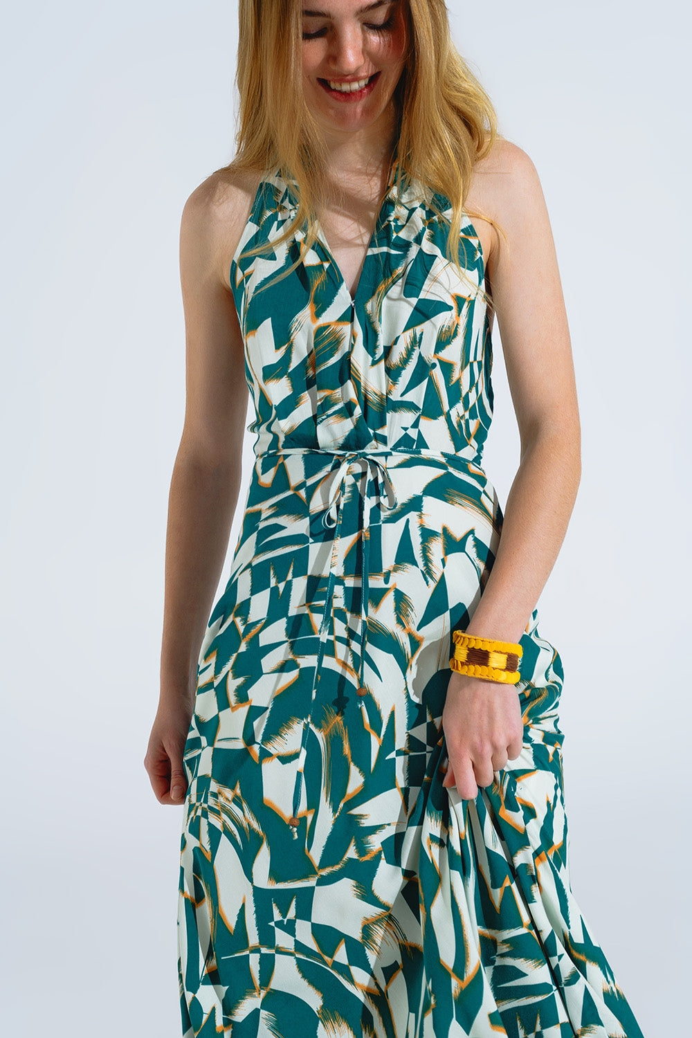 Vestido Midi Halter com cintura subida em estampado verde e branco abstrato
