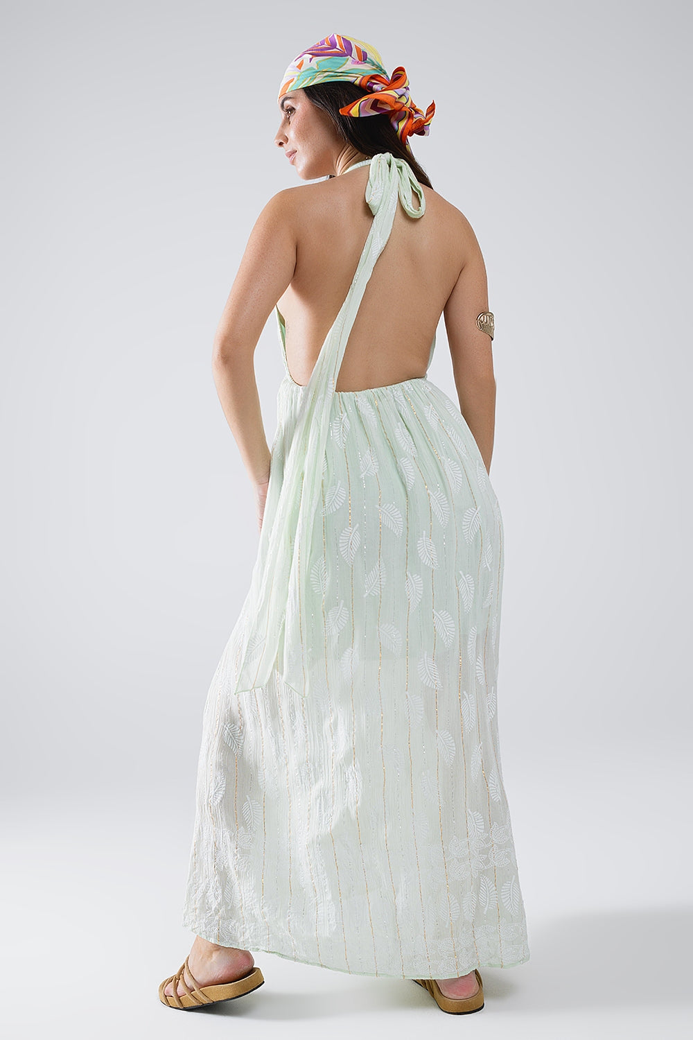 Vestido Midi Halter com estampado de folhas de hortelã e detalhes em lurex