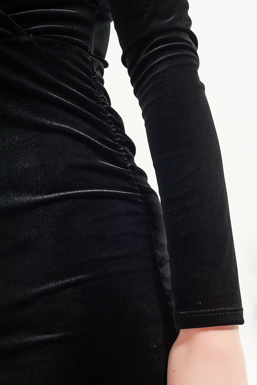 Vestido midi preto com mangas compridas em veludo