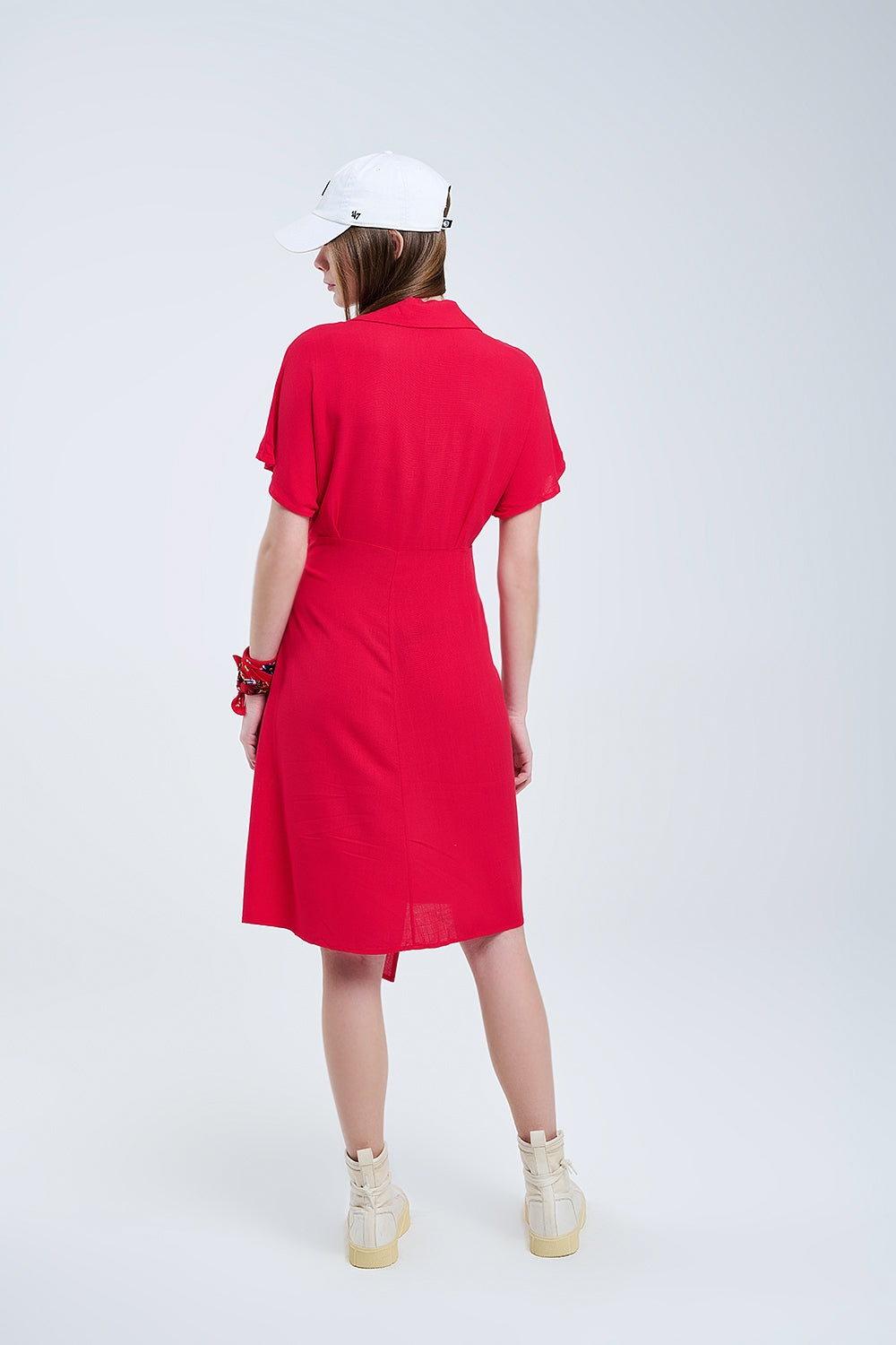 Vestido midi vermelho com laço na lateral