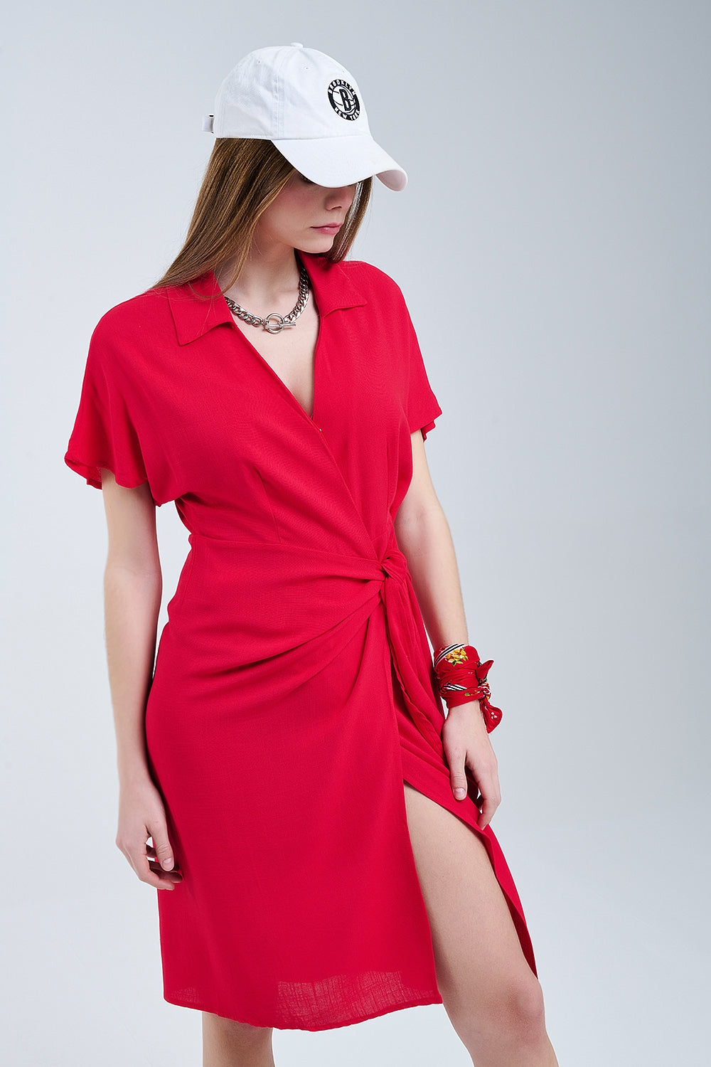 Vestido midi vermelho com laço na lateral