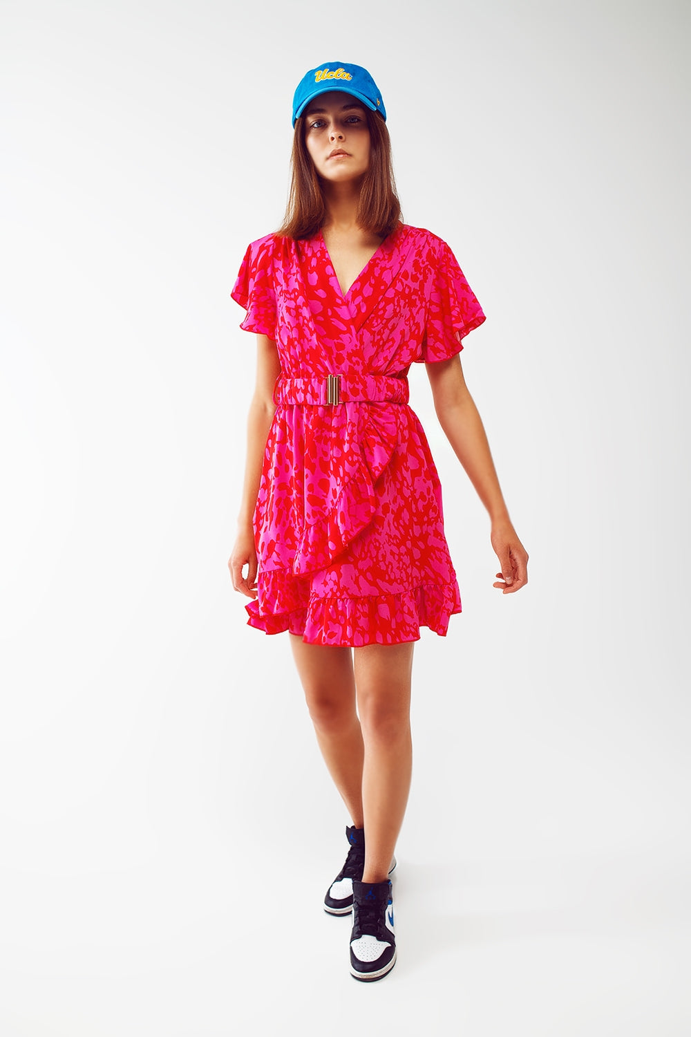 Vestido mini com estampado animal cinto e modelo cruzado em fúcsia