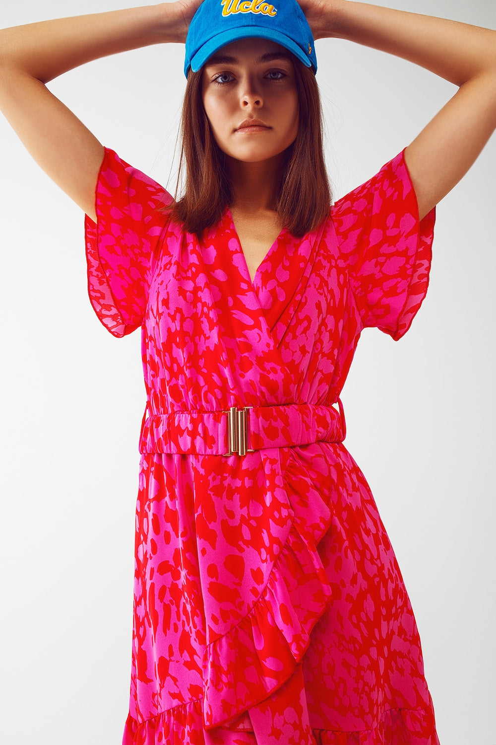 Vestido mini com estampado animal cinto e modelo cruzado em fúcsia