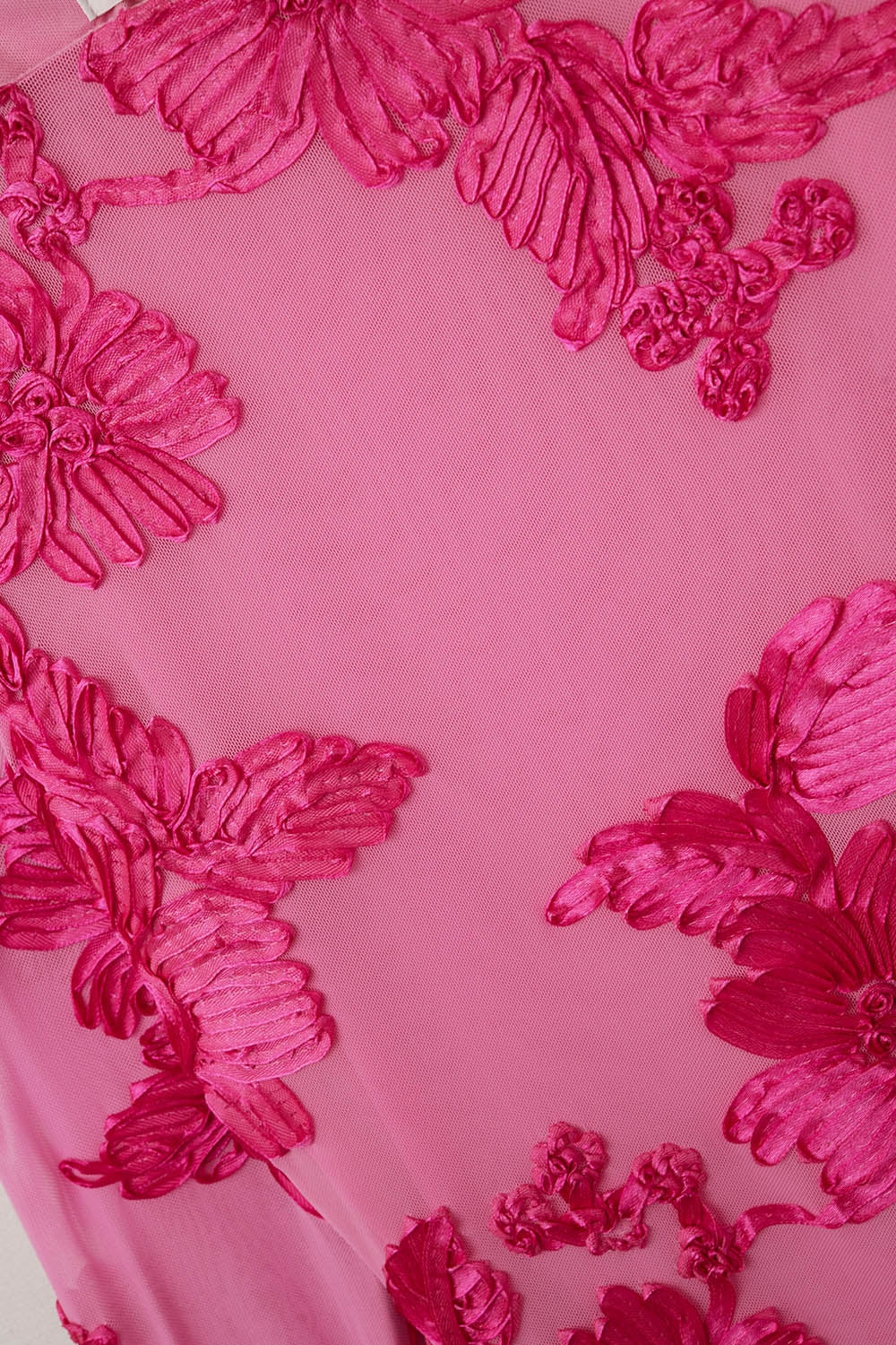 vestido mini de chiffon fúcsia com brocado floral
