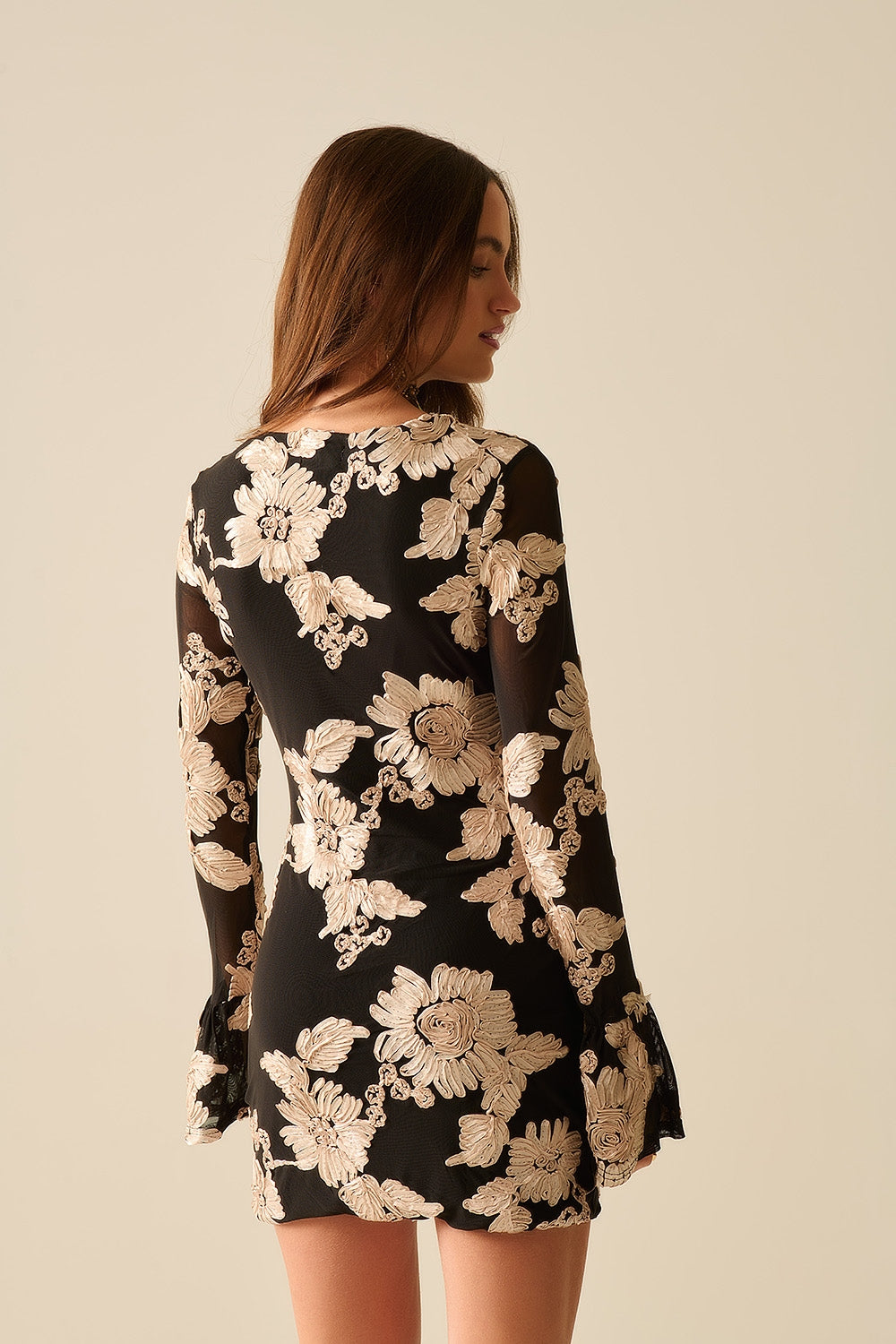 vestido mini de chiffon preto com brocado floral
