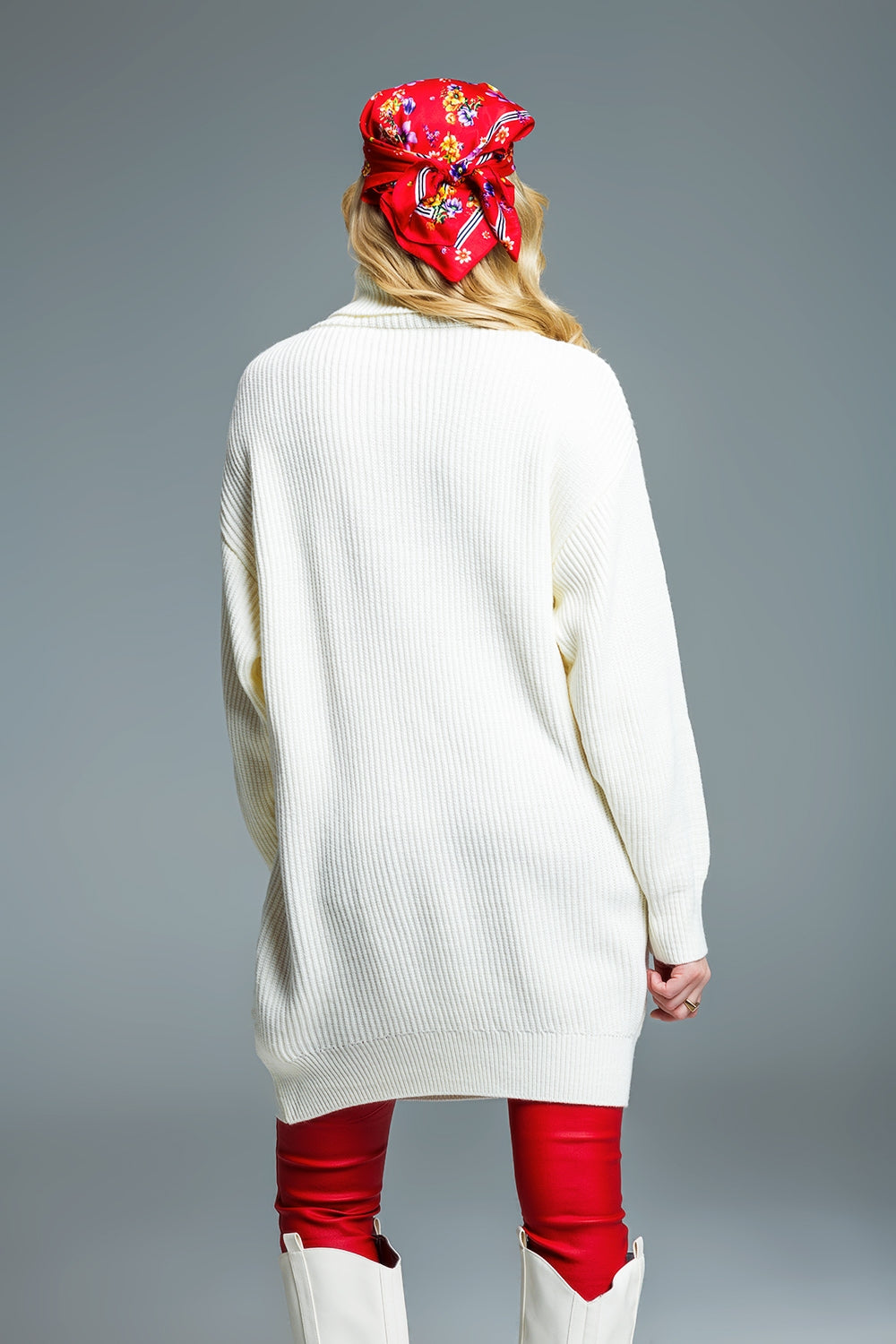 Vestido oversized de malha canelada com gola tartaruga em creme