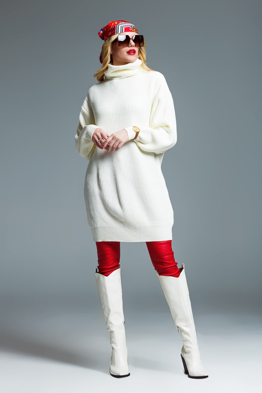 Vestido oversized de malha canelada com gola tartaruga em creme